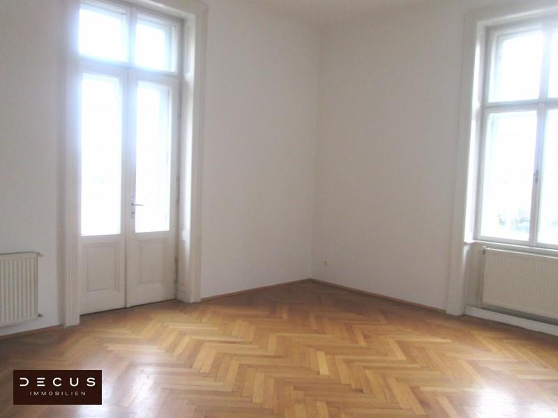 Repräsentative Altbauwohnung mit Balkon