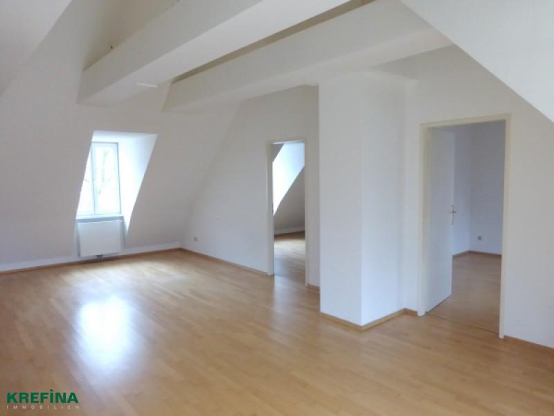 Günstige DG-Wohnung mit Balkon