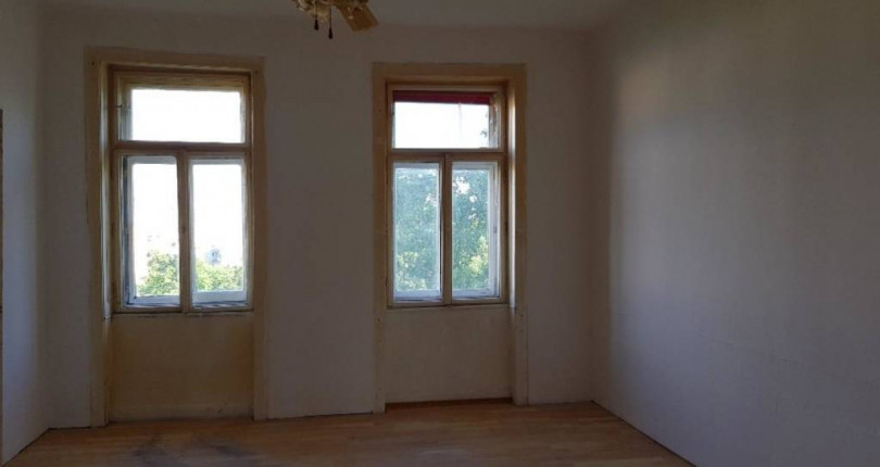 Sanierungsbedürftige 4 Zimmer Wohnung für nur €514 im 20.