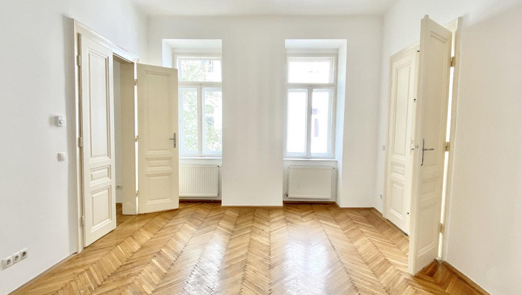 SCHICKER ALTBAU: Große 2 Zimmerwohnung