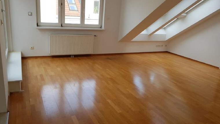 Ruhige Dachgeschoß-Wohnung mit Terrasse zu vermieten!