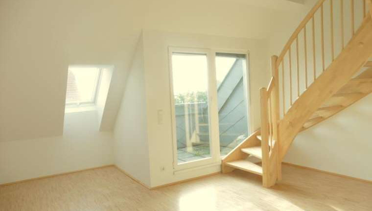 Moderne, helle DG-Wohnung mit Terrasse auf Wohnebene