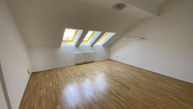 Helle Dachgeschosswohnung in ruhiger Lage