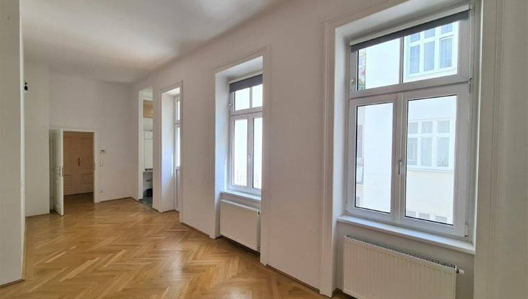 Schicke Single-Altbauwohnung mit kl. Balkon in toller Lage – UNBEFRISTET