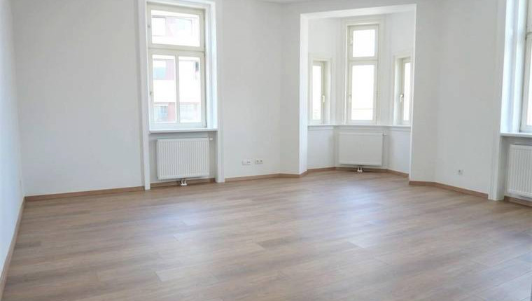 Unbefristete 2-Zimmer-Erstbezugswohnung mit Erker