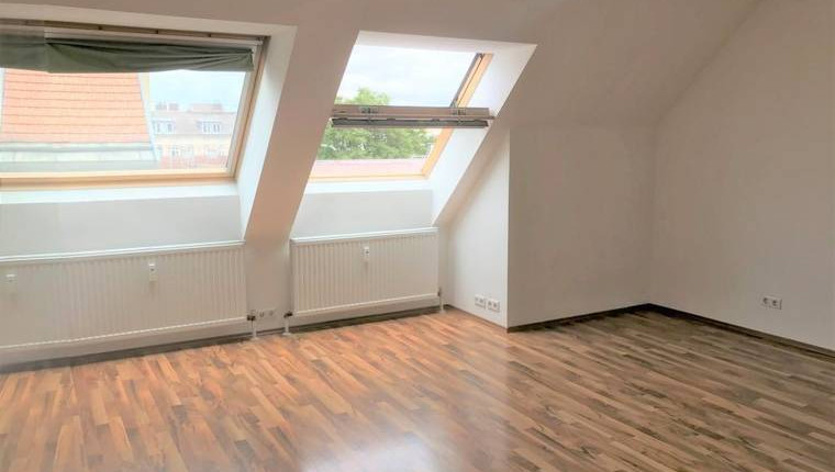 Helle Dachgeschosswohnung mit KLIMA
