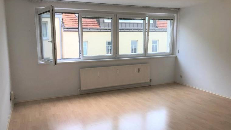 Günstige 1 Zi. Wohnung mit Fensterfront