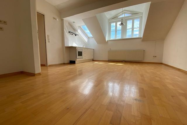 Preiswerte und unbefristete DG-Wohnung in Hernals
