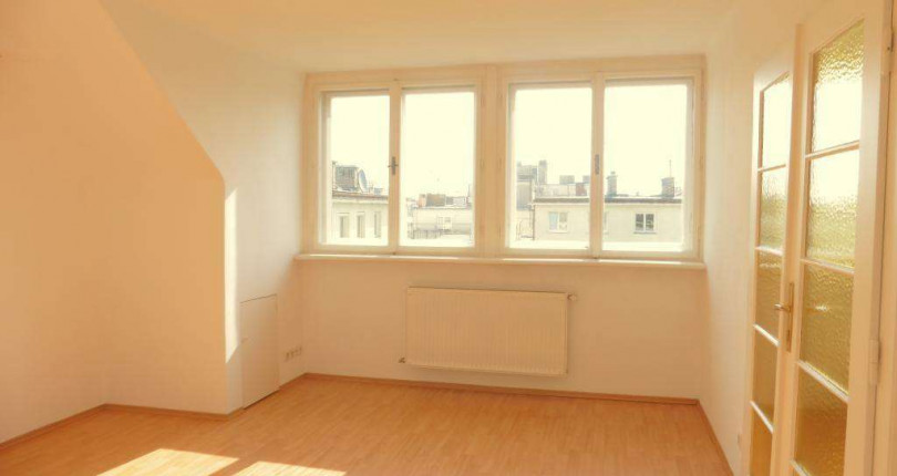 Schicke DG Wohnung, hofseitig, RUHIG!