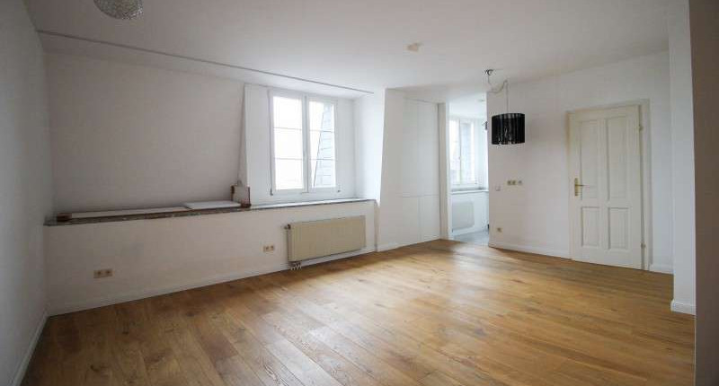 DG – Wohnung für Singles / Pärchen in prachtvollem Althaus