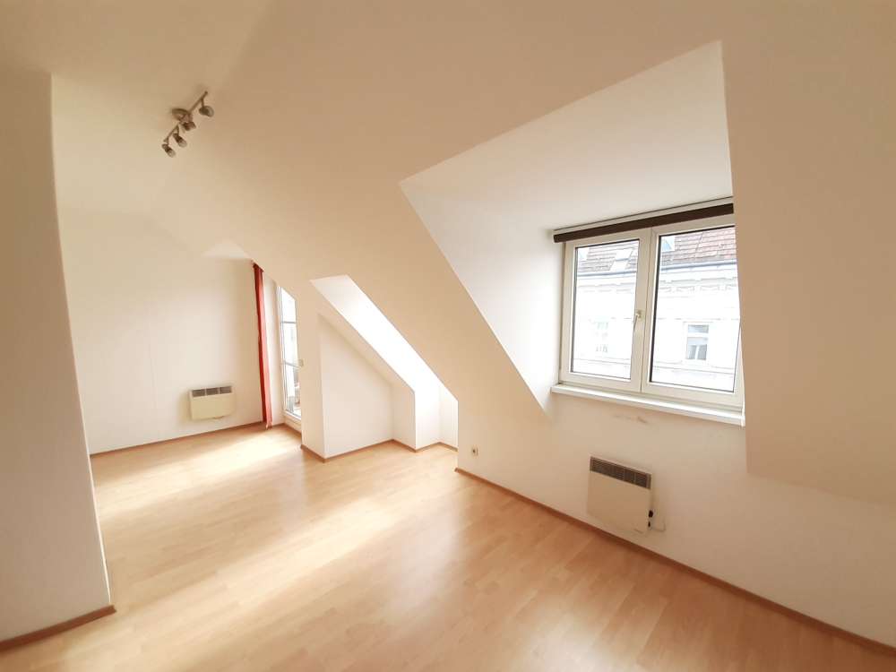 NUR 700€: 2-Zimmer Dachgeschosswohnung mit Terrasse