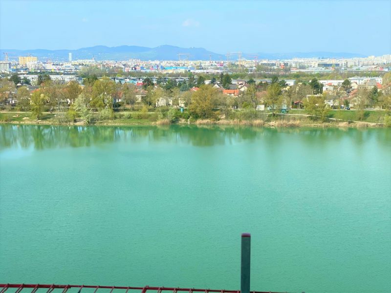 Schöne Wohnung mit Balkon und Blick auf Hirschstettner Badeteich