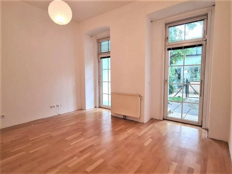 Schöne Altbauwohnung mit Wintergarten und Terrasse in 1130 Wien